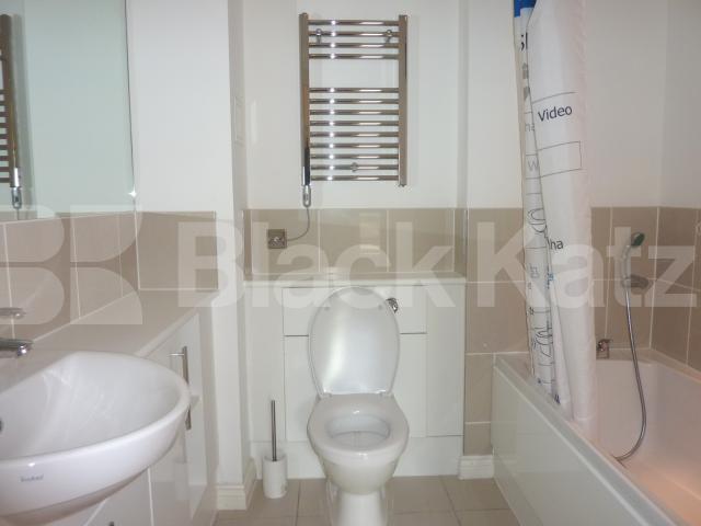 			AMAZING 2 BED 2 BATH IN THE HEART OF CAMDEN!, 2 Bedroom, 1 bath, 1 reception Flat			 Lockhouse, Oval Road, CAMDEN